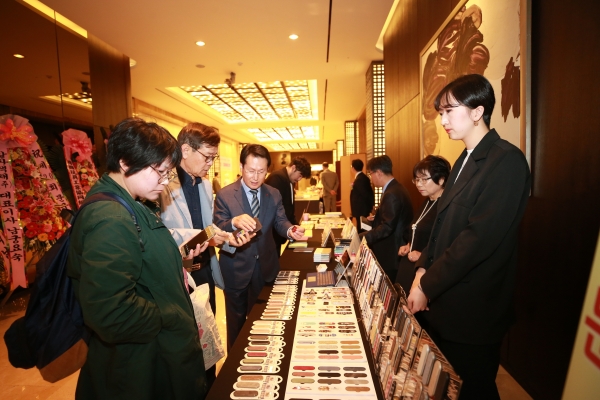 이날 행사장 입구에서는 국내 16개 문구업체가 참가한 ‘신제품전시회’가 열렸다.