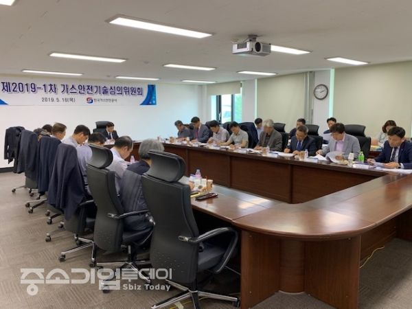 가스안전공사는 16일 공사 서울지역본부에서 올해 첫 가스안전기술심의위원회를 갖고, 2개 심의안건을 심의했다.