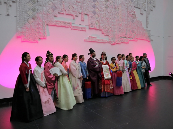 2018년 미국 뉴욕의 스토니브룩 뉴욕주립대 찰스B. 왕센터(Charles B. Wang Center)에서 열린 한복문화행사에서 박창숙 (사)우리옷제대로입기협회장(왼쪽 여섯 번째)이 행사참여 외국인들과 기념촬영을 하고 있다.