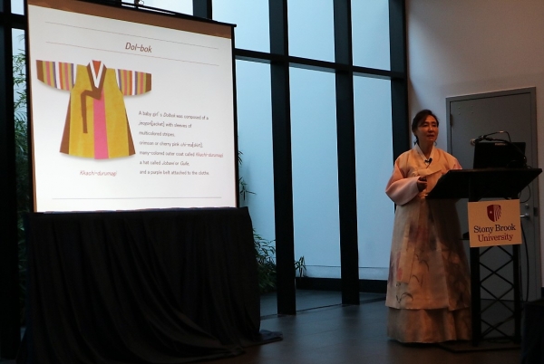 2018년 미국 뉴욕의 스토니브룩 뉴욕주립대 찰스B. 왕센터(Charles B. Wang Center)에서 열린 한복문화행사에서 박창숙 (사)우리옷제대로입기협회장이 우리 한복에 대해 설명하고 있다.