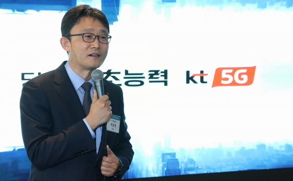 KT 박윤영 부사장이 스마트팩토리 기자간담회에서 5G 스마트팩토리에 대해 발언하고 하고 있다.