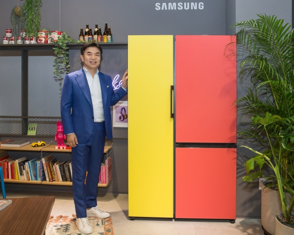 김현석 삼성전자 대표이사가 강남구 도산대로에 위치한 삼성디지털프라자 강남본점에서 나만의 제품 조합이 가능하고 색상·재질 등 나만의 디자인을 선택할 수 있는 맞춤형 가전 비스포크 냉장고를 소개하고 있다.