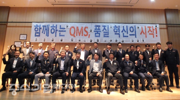 20일 품질경영 혁신 선포식에 참여한 경동나비엔 임직원들이 단체 사진을 촬영하고 있다