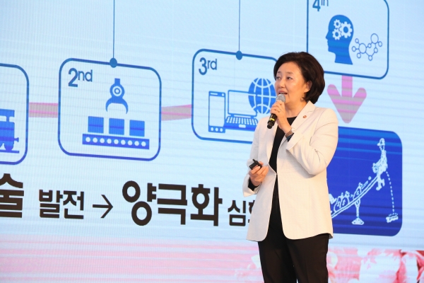 박영선 중소벤처기업부 장관은 지난달 26일 제주 서귀포에서 열린 ‘2019 중소기업 리더스포럼’에서 ‘초연결 시대의 공동의 미래’란 주제로 기조연설을 했다.