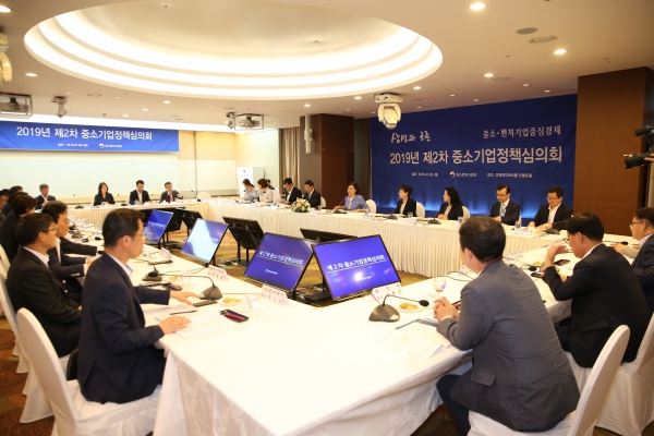 중소벤처기업부는 지난 8일 서울 프레지던트호텔에서 제2차 중소기업 정책심의회를 열고, ‘중소기업통합관리시스템(SIMS) 내실화 방안’, ‘신설·변경 사전협의 결과 및 조정(안)’등 주요 중소기업 정책에 대해 심의·의결했다.