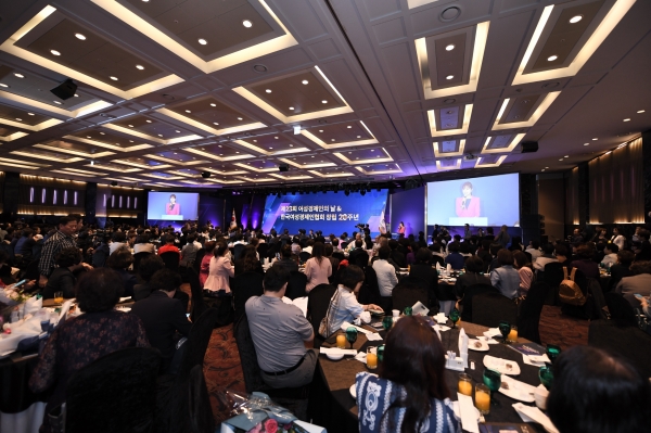 중소벤처기업부와 한국여성경제인협회는 10일 서울 중소기업중앙회에서 ‘제23회 여성경제의 날’ 기념식을 열었다. 이날 기념식에는 여성경제인 400여명이 모여 성황리에 치뤄졌다.