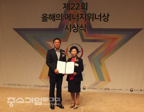 경동나비엔 김충렬 기술영업부문장(좌측)이 에너지위너상을 수상하고 있다.