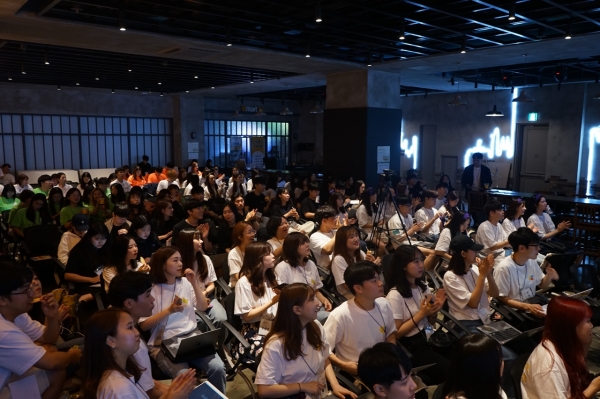 대학생 연합 IT벤처 창업동아리 SOPT 회원들이 지난 13일 한화드림플러스 강남 지하 1층 이벤트 홀에서 APP JAM 행사에 참여하고 있다.