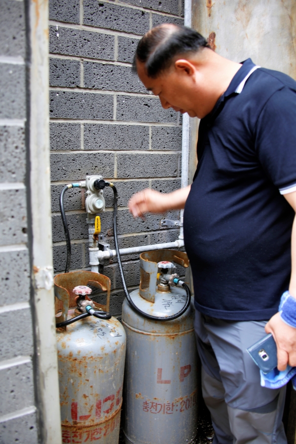 독도(서도)에 있는 주민 거주시설를 방문한 한국가스안전공사 직원이 주택 외부에 설치된 가스시설을 점검하고 있다.
