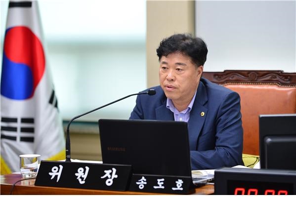 송도호 서울시의원이 에너지 절감을 위해 시내버스와 마을버스에 '열차단 필름'도입을 위한 조례 개정을 발의했다.