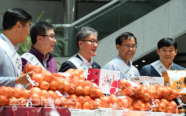 김재현 산림청장(가운데)이 22일 정부대전청사 중앙홀에서 열린 '양파·마늘 사랑 캠페인'에 참여해 청사 내방객과 직원들을 대상으로 소비촉진 운동을 전개하고 있다. [산림청]
