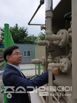 가스검지기를 활용해 정압기시설을 점검하고 있는 김형근 사장의 모습.