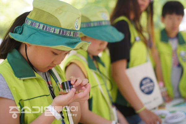 지난해 열린 제13회 한국숲사랑청소년단 전국대회 참가한 학생들의 활동 모습.