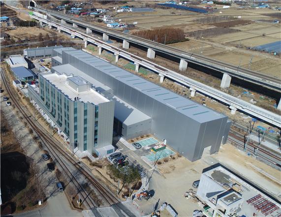 철도연이 충북 청주시에 최고시속 250km까지 주행할 수 있는 전용 시험선로를 개통해 시드니 지하철에 납품 예정인 512량의 성능 테스트를 개시했다.