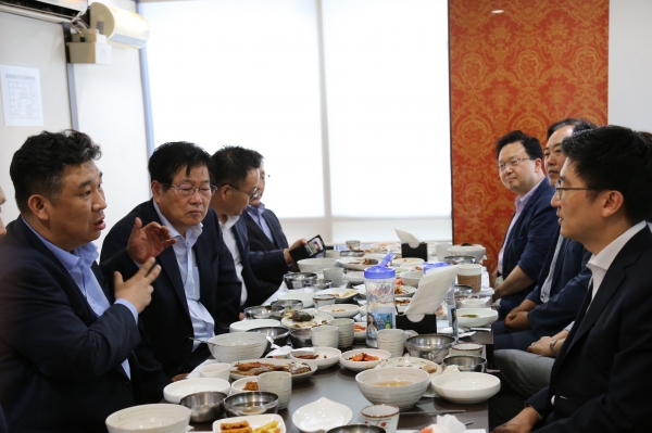 지난 20일 소상공인연합회는 김세연 국회 보건복지위원장과 정책간담회를 갖고 소상공인들이 현장에서 느끼는 애로사항에 대한 의견을 전달했다.