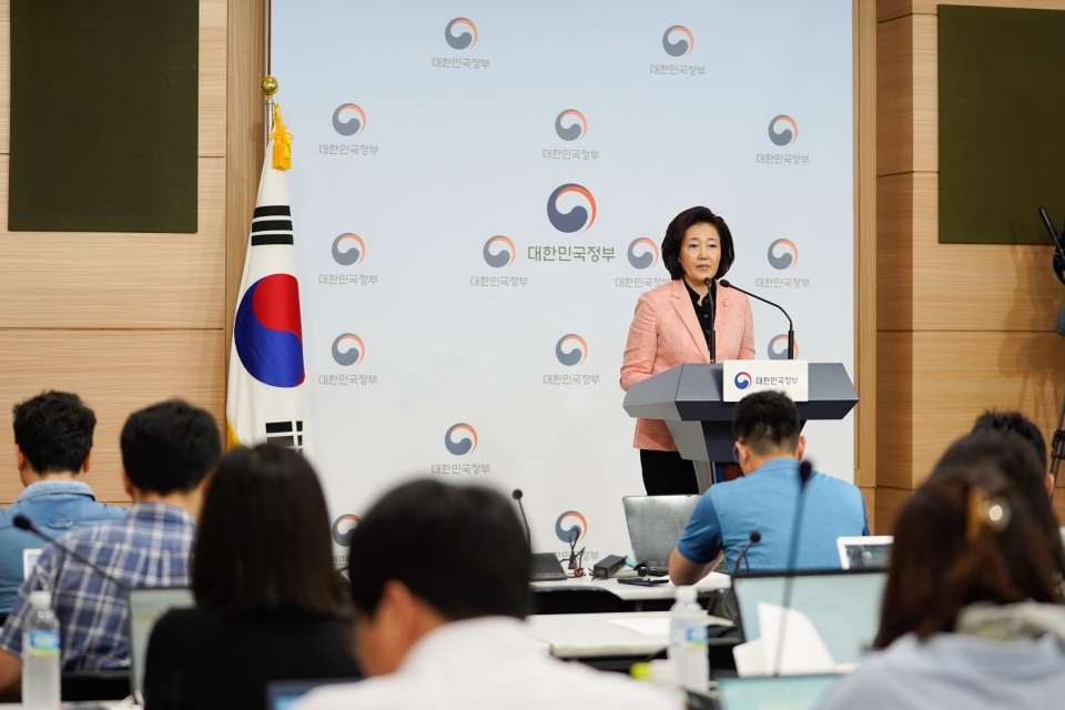 박영선 중소벤처기업부 장관이 28일 정부서울청사에서 2020년도 예산안 브리핑을 하고 있다.