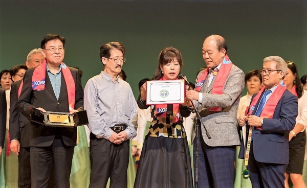 정갑수 원코리아 페스티벌 이사장(왼쪽에서 두번째)이 한반도의 통일문화운동과 동아시아의 평화를 위해 헌신한 공로를 인정받아 세계한인교류협력기구로부터 대상을 수상했다. [원코리아]