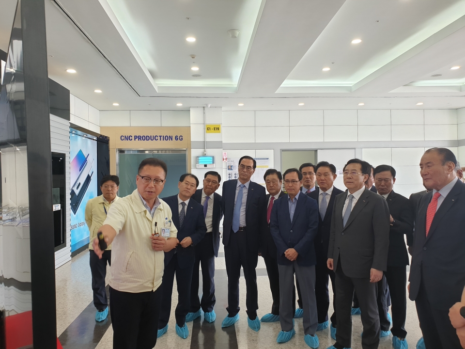 중소기업대표단이 베트남 하노이 삼성전자 박닌공장을 방문해 관계자로부터 현지상황에 대한 설명을 듣고있다.