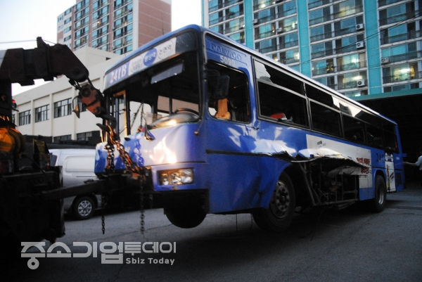 2010년 행당동 CNG버스 용기 폭발사고로 파손된 버스. 사고 감식을 위해 파손된 버스를 경찰이 이송하고 있는 모습. [황무선 기자]