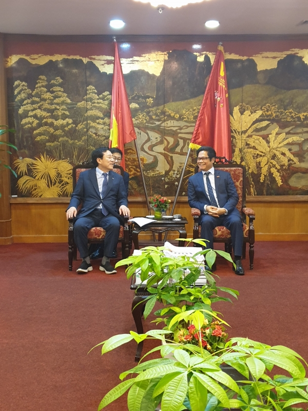 김기문 중기중앙회장과 브 티엔 록 베트남 상의 회장이 6일 오전 베트남 하노이에서 열린 간담회에서 환담을 나누고있다.