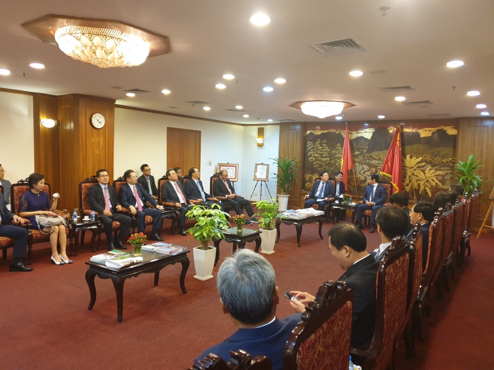 김기문 중기중앙회장 등 중소기업대표단은 6일 오전 베트남 하노이에 있는 베트남 상공회의소를 방문해 양 기관의 협력확대를 위한 간담회를 가졌다.