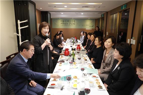 김혜련 의원이 포럼후 여성경제인들과 이야기를 나누고 있다.