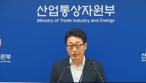 이호현 산업통상자원부 무역정책관이 17일 오후 일본을 백색국가에서 제외하는 내용의 개정 '전략물자 수출입고시' 관련, 브리핑을 하고 있다.