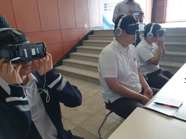 지난 17일 열린 ‘특성화고 STEP-UP 교육’에 참석한 의정부공업고등학교 학생들이 VR면접을 체험하고 있다.