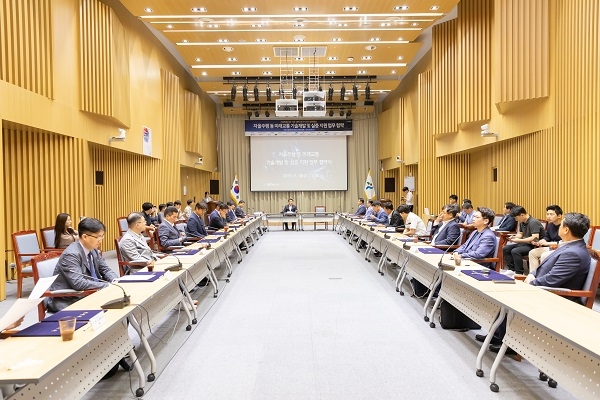서울시가 상암DMC를 자율차운행 구역으로 지정하고 기업과 대학, 연구기관, 통신서비스사와 함께 커넥티드카 연구를 위한 협약식 전에 건의사항을 나누고 있다.