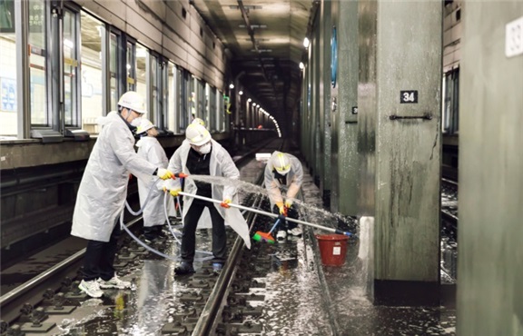 서울교통공사는 9월 부터 11월까지 3차례 지하철 운행시간 이후 청소과정을 시민들에게 공개하기로 했다.
