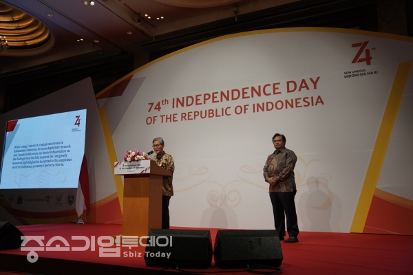 인도네시아 독립기념일 행사에 참석해 축사를 전하고 있는 김재현 산림청장(좌측). (우측 : 우마르 하디 주한 인도네시아 대사) [산림청]
