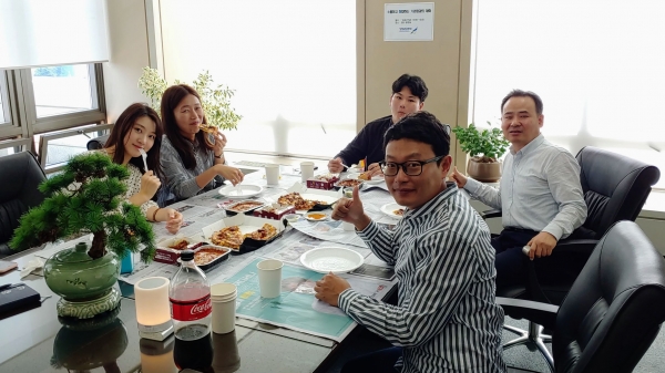 김광현 창업진흥원장이 지난달 27일 직원들과 점심으로 피자를 먹으며 이야기를 나누고 있다.