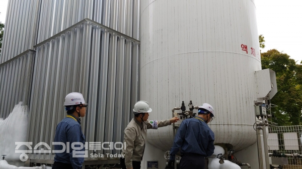 한국가스안전공사 엔지니어들이 충북지역 내 산업시설을 방문, 기술컨설팅을 진행하고 있다.