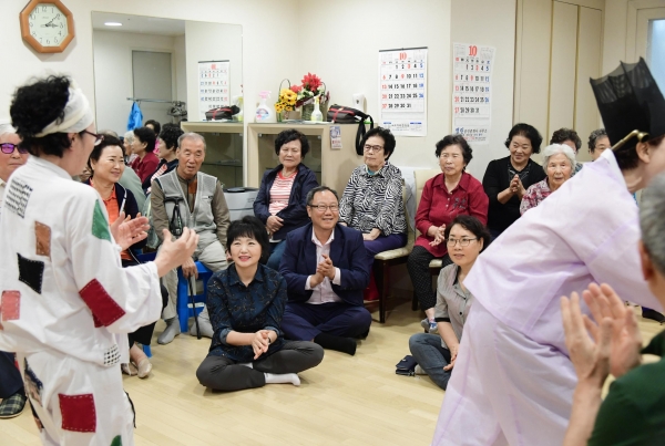 김인호 서울시의원이 지난 2일 서울 동대문구 답십리의 한 경로당에서 열린 ‘찾아가는 청춘극장’ 공연을 어르신들과 관람하고 있다.