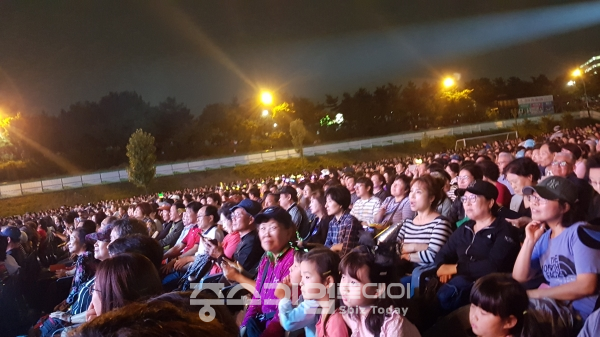 마지막날인 29일에는 안양천 메인 무대에서 ‘윤도현밴드’ 등이 출연한 ‘아시아 드림 콘서트’가 열렸다. [홍미식]