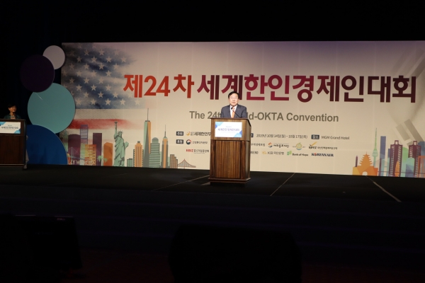 김기문 중소기업중앙회장이 미국 라스베이거스에서 열리는 세계한인경제인대회에 참석해 축사를 하고 있다.