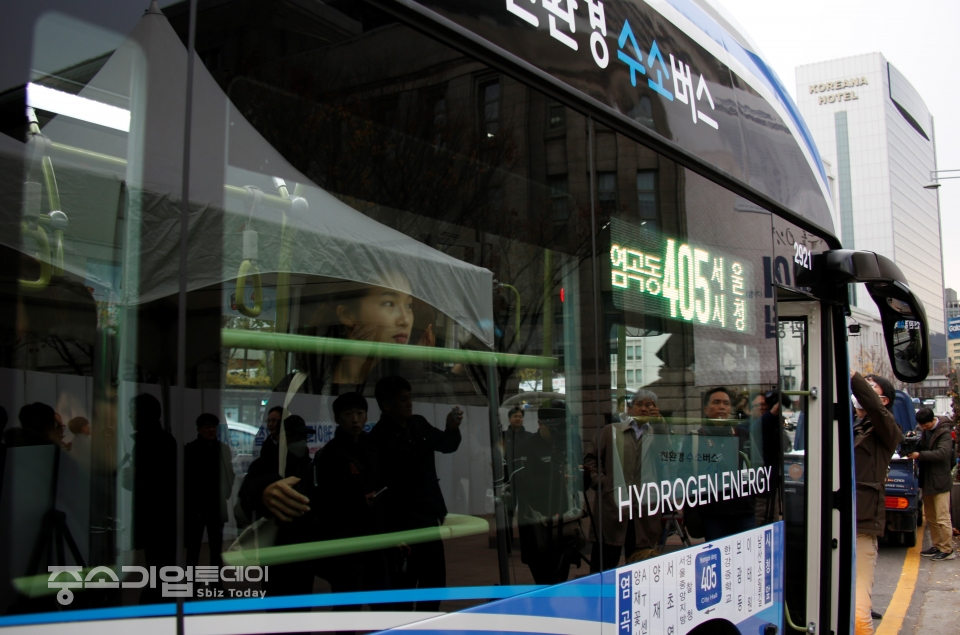 서울시내에서 시범운영중인 친환경 수소버스의 모습. [황무선 기자]