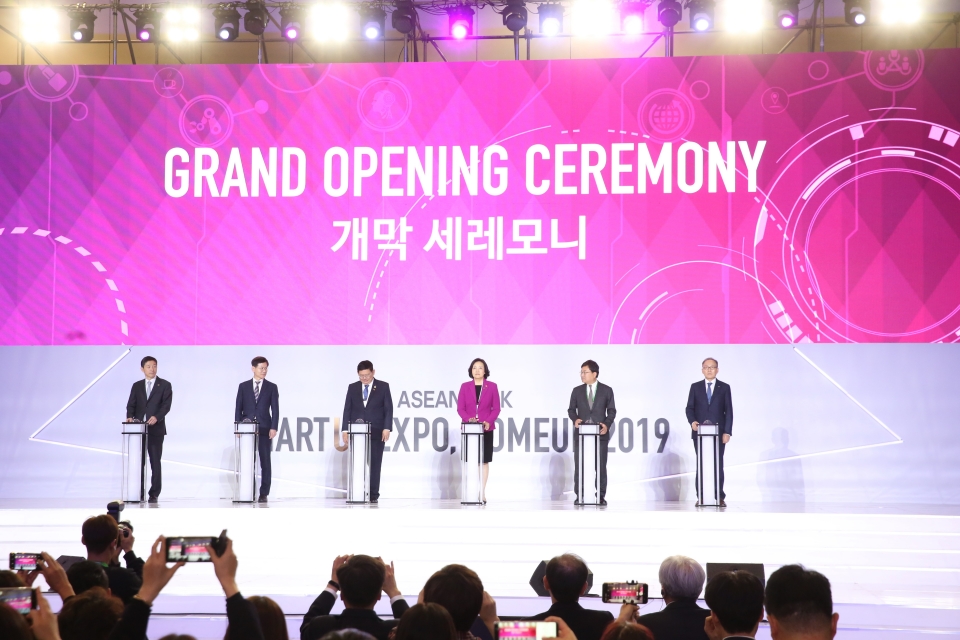 박영선 장관이 25일 부산 벡스코에서 개최된 '한-아세안 스타트업 엑스포, ComeUp'에서 개막식 세레모니를 하고 있다.(