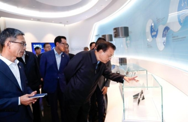 리커창 중국 총리가 지난 10월14일 시안에 있는 삼성전자 반도체 공장을 찾아 전시된 메모리 제품을 들여다보고 있다(리커창 총리 바로 뒤쪽이 황득규 사장). [중국정보망]