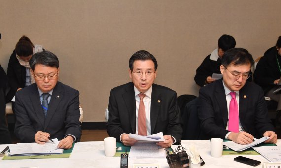김용범 기획재정부 제1차관(가운데)이 9일 정부서울청사에서 열린 거시경제 금융회의에서 모두발언을 하고 있다.