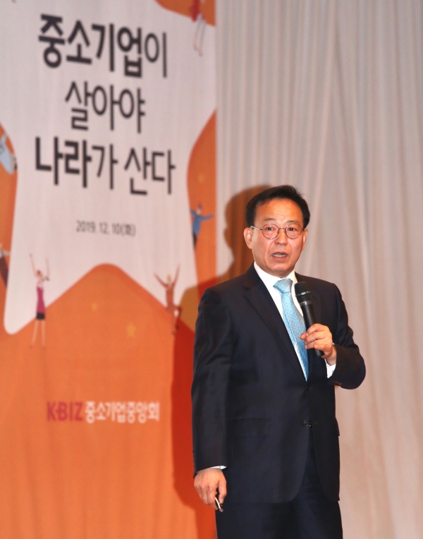 김태기 단국대 교수가 10일 열린 제2회 KBIZ 문화경영포럼에서 강연하고 있다.