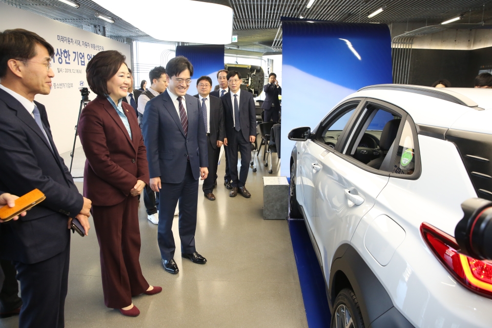 공영운 현대기아차 사장이 18일 서울 강남구 현대모터스튜디오에서 박영선 중소벤처기업부 장관에게 차량을 소개하고 있다.
