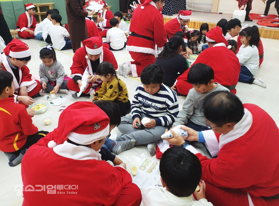삼천리그룹 임직원들이 `2019 사랑나눔의 날` 행사에서 아동복지시설 아이들과 함께 즐거운 시간을 보내고 있다.