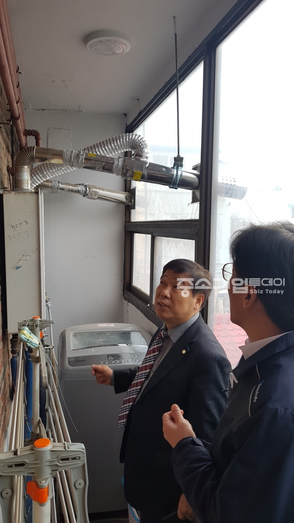한국가스안전공사 이연재 안전관리이사(왼쪽)는 18일 동절기 CO중독사고 예방을 위한 인천지역 주택 가스보일러 안전점검을 실시했다.