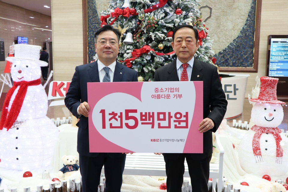 조용준 동구바이오제약 대표(왼쪽)가 19일 중소기업사랑나눔재단에 1500만원을 기부한뒤 김영래 재단 이사장과 기념촬영을 하고 있다.