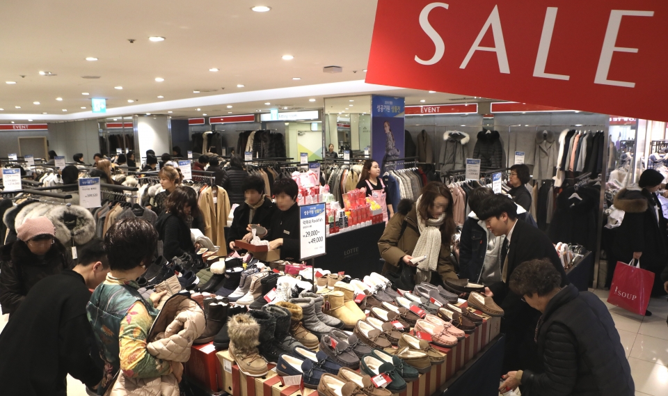 롯데백화점은 내년 1월2일부터 19일까지 신년 정기세일을 실시한다.