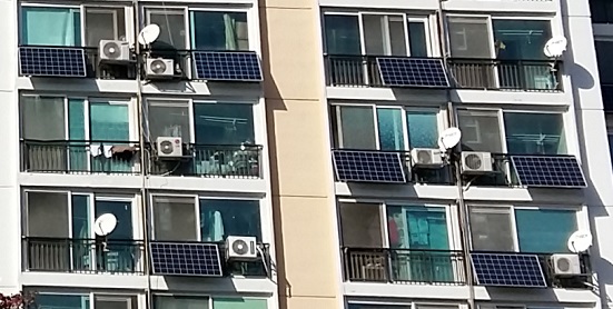 아파트 베란다에 설치된 베란다형 태양광 미니발전소.