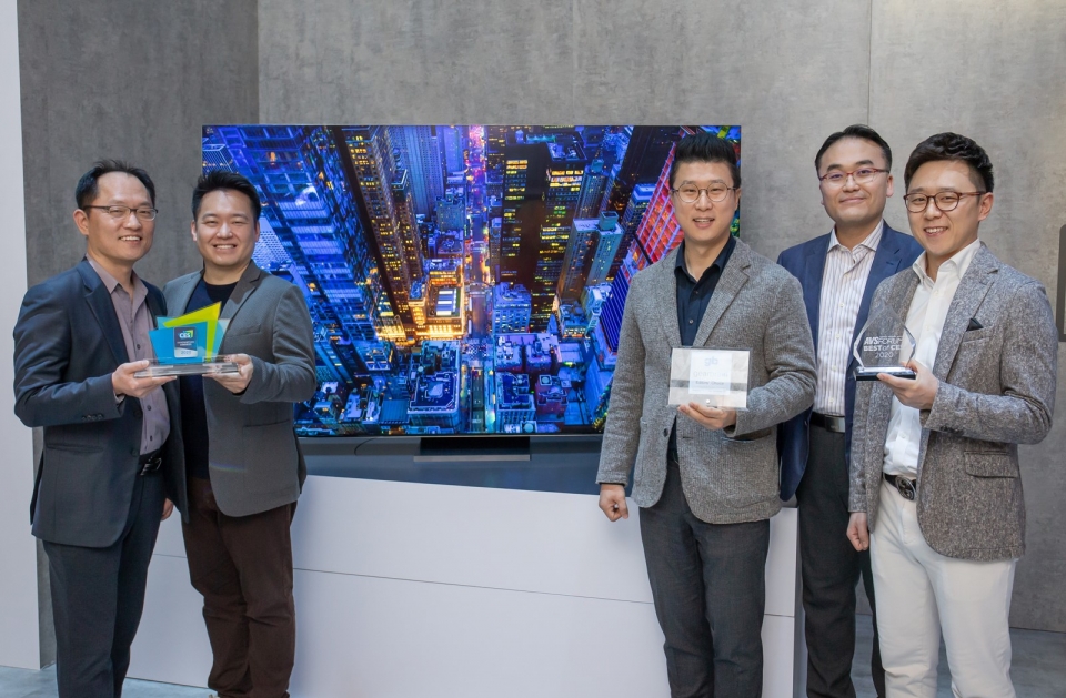삼성전자 개발·기획 담당자들이 2020년형 'QLED 8K'가 수상한 CES 혁신상과 현장 어워드 상패를 들고 기념촬영을 하고 있다.