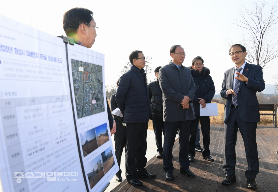 박종호 산림청장이 화성시 미세먼지 차단 도시숲 조성계획에 대한 설명을 듣고 있다.