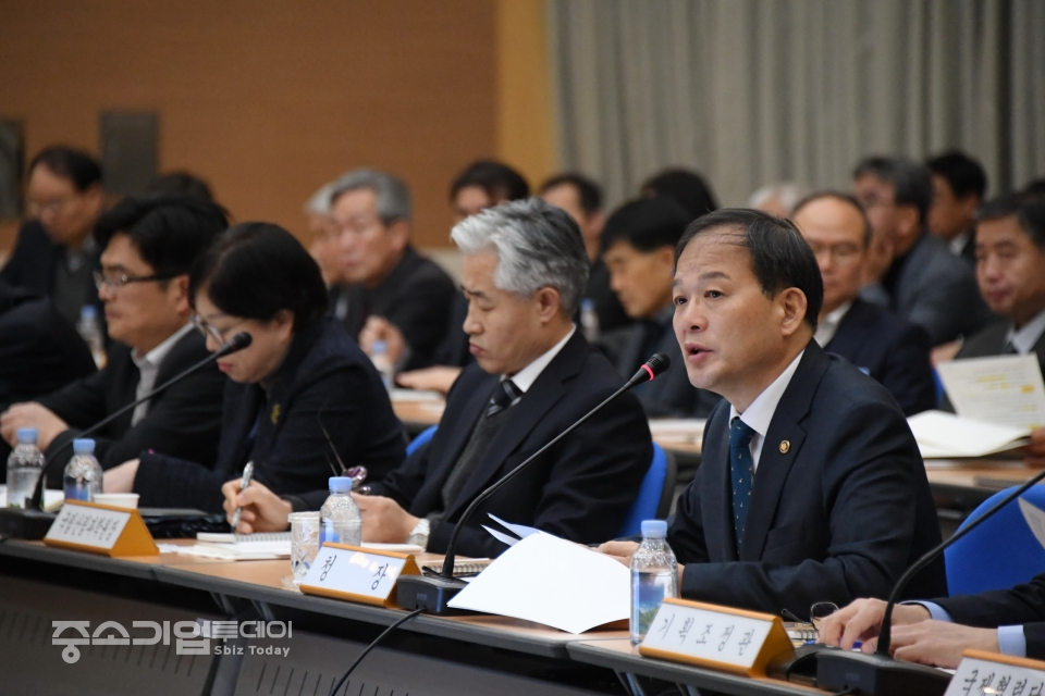 박종호 산림청장(오른쪽 첫번째)이 전국 산림관계관 회의 참석해 회의를 주관하고 있다.